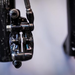 Kompletní VIP servis spočívá v důkladném mytí, které si zaslouží samostatnou kapitolu, pak kompletní rozborce – ta už skutečně vyžaduje vybaveného odborníka - a nakonec doladění komponentů