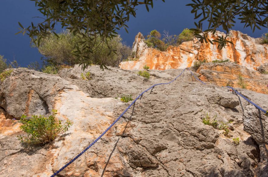 Vápenec oranžový, šedý, bílý, vroubkovaný, s dírkami, příjemně nedrolivý a často až ostrý. Sicílie