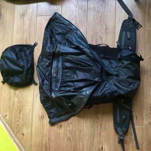 BERGANS W HELIUM 40 L - pohled do útrob batohu včetně kapsy na hydrovak, kterou Bergans prezentuje jako kapsu na notebook