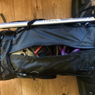 BERGANS W HELIUM 40 L - přední vstup uživatelům usnadňuje přístup k věcem i na dně v batohu