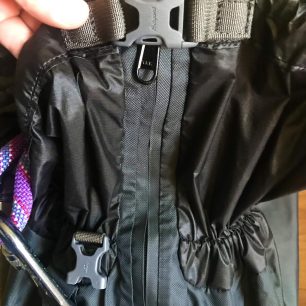 BERGANS W HELIUM 40 L - přední zipový vstup je ještě extra zajištěn plastovou sponou