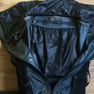 BERGANS W HELIUM 40 L - rozložený batoh včetně otvoru na prostrčení hadice hydrovaku