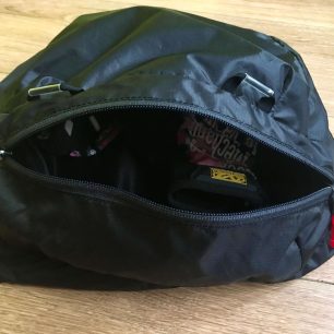 BERGANS W HELIUM 40 L - víko včetně karabinky na klíče a extra vnějších poutek na fixaci dalšího vybavení