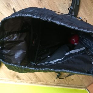 BERGANS W HELIUM 40 L - vypadá to jako černá díra, ale je to pohled do jediné komory tohohle ultralehkého batohu