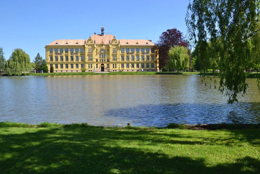 Gymnázium v Litovli. Litovelské Pomoraví na kole