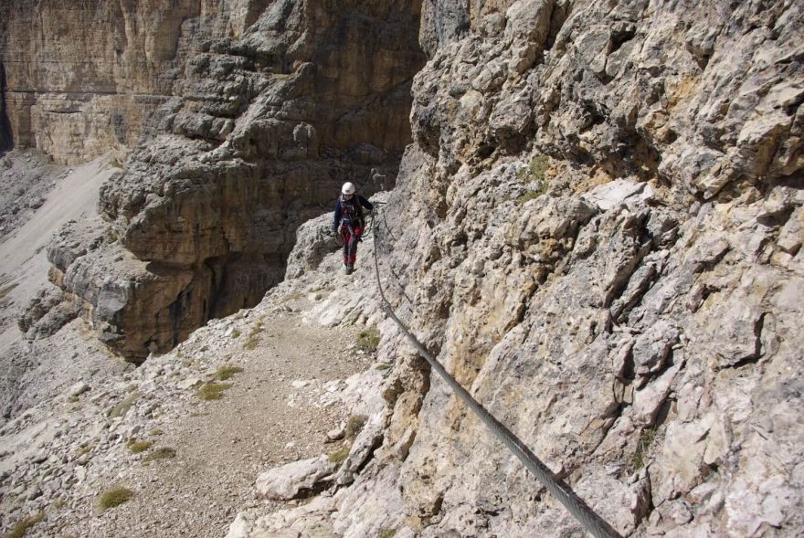 Linie zajištěných cest v Dolomitech jsou více než pestré – vedou nejen po skalních stěnách, ale také zákopy, tunely nebo po uměle vytvořených vysokohorských chodnících.