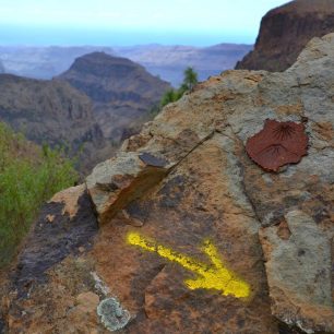 Turistické značení Svatojakubské stezky na Gran Canarii.