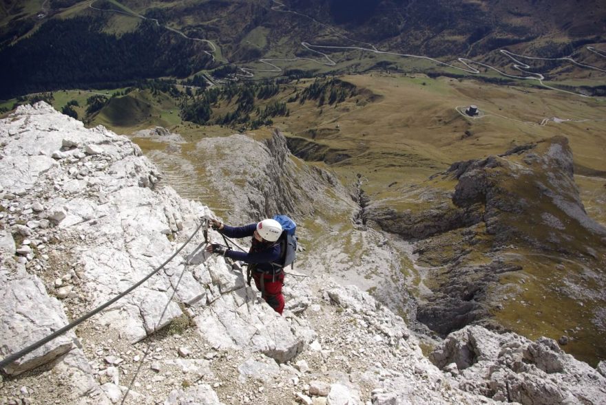 Linie zajištěných cest v Dolomitech jsou více než pestré – vedou nejen po skalních stěnách, ale také zákopy, tunely nebo po uměle vytvořených vysokohorských chodnících.