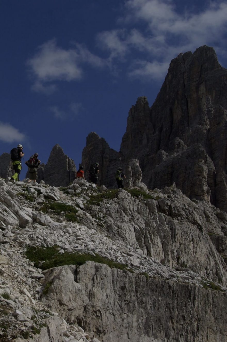 Nástup na ferratu na Paternkofel, via ferraty Dolomity, italské Alpy