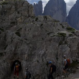 Nástup na ferratu na Paternkofel, via ferraty Dolomity, italské Alpy