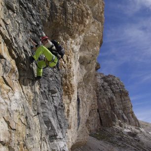 Úvodní náročná pasáž feraty Cesare Piazzetta na Piz Boe, via ferraty Dolomity, italské Alpy