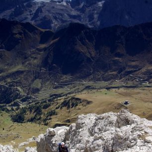 Výhledy z feraty Cesare Piazzetta na Piz Boe směrem na Marmoladu, via ferraty Dolomity, italské Alpy