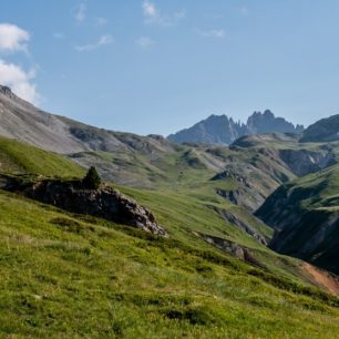 Výhled údolím na horu Le Grand Séru, přechod GR5 přes francouzské Alpy