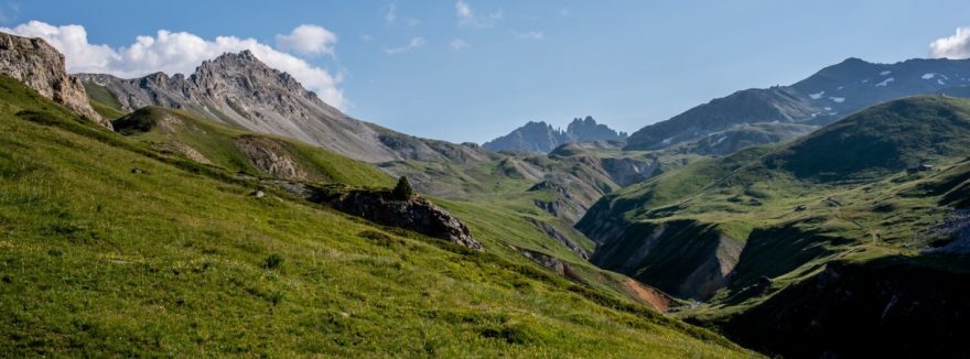 Výhled údolím na horu Le Grand Séru, přechod GR5 přes francouzské Alpy