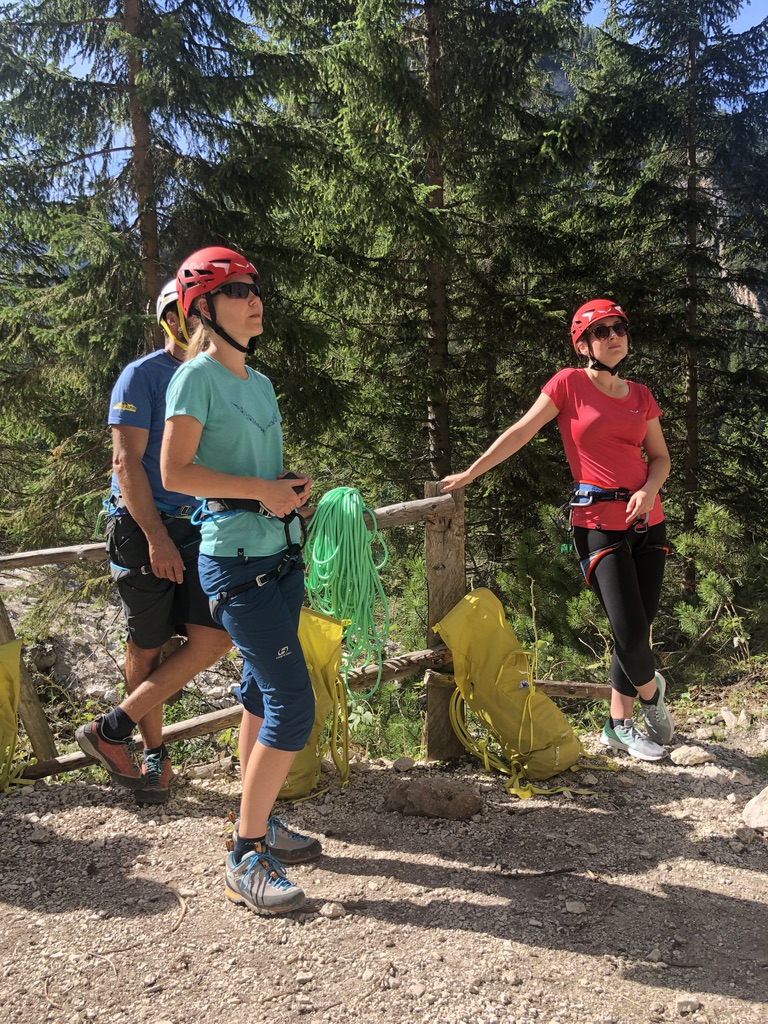 Během Salewa Alpine Academy v Dolomitech jsme nejprve probrali obecnou metodiku pohybu v horách a vyzkoušeli jsme si vše prakticky na cvičných cestách pod vedením certifikovaných horských vůdců.