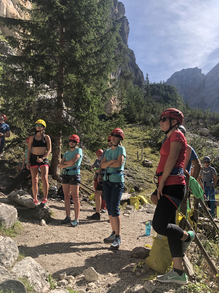 Během Salewa Alpine Academy v Dolomitech jsme nejprve probrali obecnou metodiku pohybu v horách a vyzkoušeli jsme si vše prakticky na cvičných cestách pod vedením certifikovaných horských vůdců.