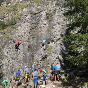 Během Salewa Alpine Academy v Dolomitech jsme nejprve probrali obecnou metodiku pohybu v horách a vyzkoušeli jsme si vše prakticky na cvičných cestách pod vedením certifikovaných horských vůdců.