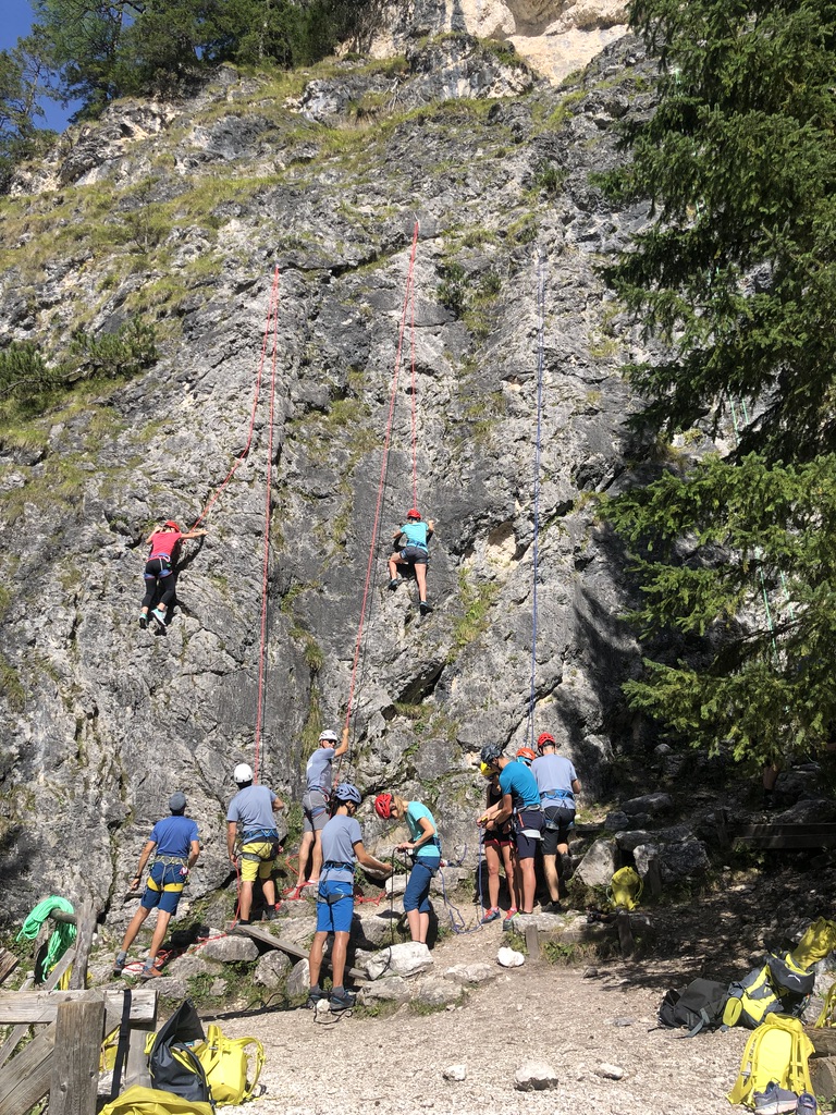 Během Salewa Alpine Academy v Dolomitech jsme nejprve probrali obecnou metodiku pohybu v horách a vyzkoušeli jsme si vše prakticky na cvičných cestách pod vedením certifikovaných horských vůdců.
