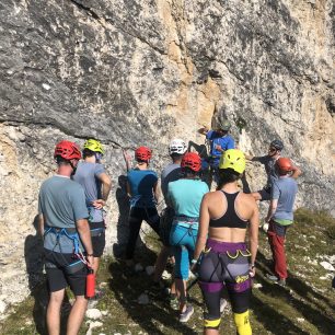 Během Salewa Alpine Academy v Dolomitech jsme nejprve probrali obecnou metodiku pohybu v horách a vyzkoušeli jsme si vše prakticky na cvičných cestách pod vedením certifikovaných horských vůdců.