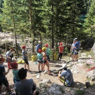Během Salewa Alpine Academy v Dolomitech jsme nejprve probrali obecnou metodiku pohybu v horách a vyzkoušeli jsme si vše prakticky na cvičných cestách pod vedením certifikovaných horských vůdců.