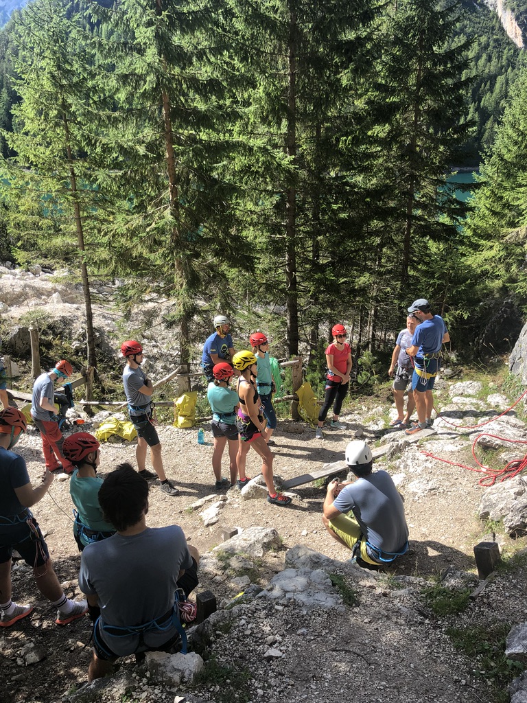 Během Salewa Alpine Academy v Dolomitech jsme nejprve probrali obecnou metodiku pohybu v horách a vyzkoušeli jsme si vše prakticky na cvičných cestách pod vedením certifikovaných horských vůdců.