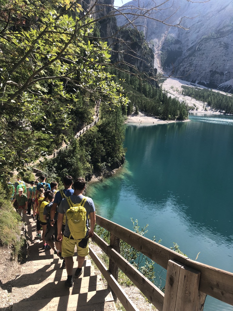 Nástup ke skalám kolem jezera, Dolomity.
