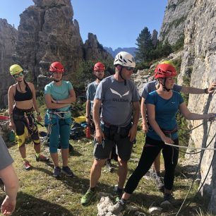 Během Salewa Alpine Academy v Dolomitech jsme nejprve probrali obecnou metodiku pohybu v horách a vyzkoušeli jsme si vše prakticky na cvičných cestách pod vedením certifikovaných horských vůdců.
