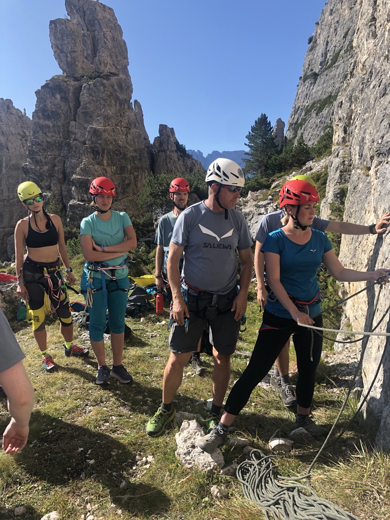 Během Salewa Alpine Academy v Dolomitech jsme nejprve probrali obecnou metodiku pohybu v horách a vyzkoušeli jsme si vše prakticky na cvičných cestách pod vedením certifikovaných horských vůdců.