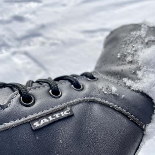 Detailní pohled na šití bot Saltic Vintero.
