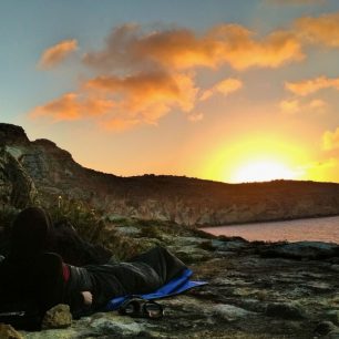 Jeden z noclehů pod širým nebem a východ slunce na útesech u vesničky Wied iz-Zurrieq, přechod Malty
