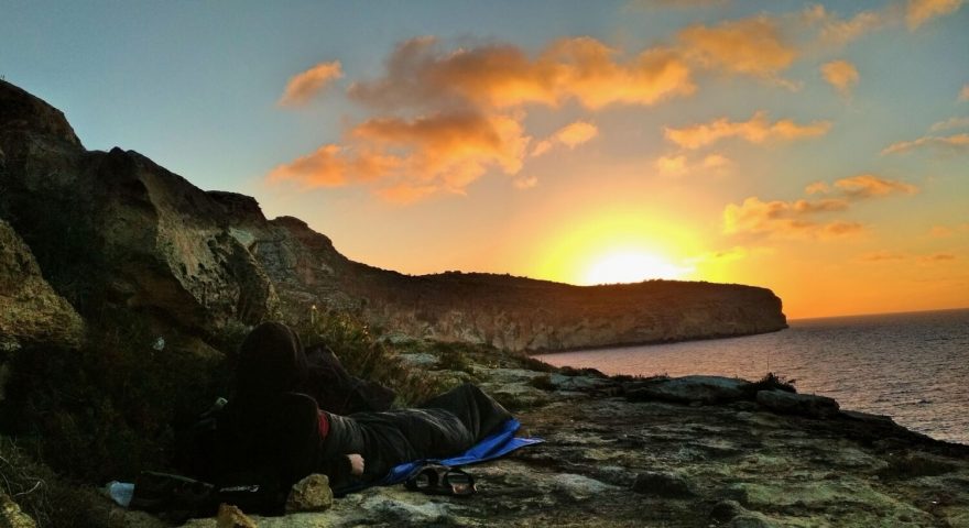 Jeden z noclehů pod širým nebem a východ slunce na útesech u vesničky Wied iz-Zurrieq, přechod Malty