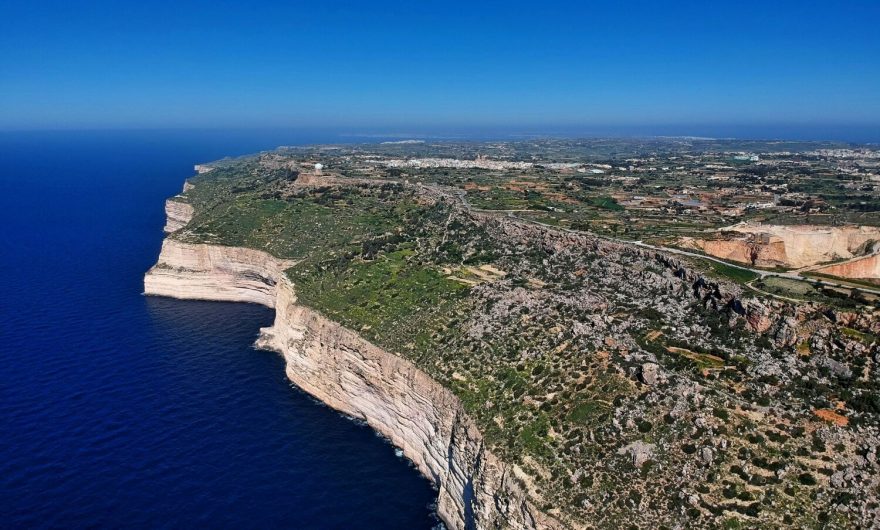 Jedny z největších a nejvyšších maltských útesů - Dingli Cliffs, na nichž současně leží nejvyšší bod celé Malty