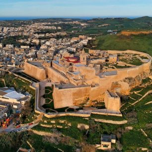 Mohutná citadela hlavního města Ir-Rabat, ostrov Gozo
