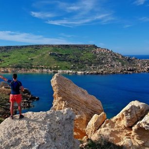 Pohled na záliv pláže Ġnejna Bay na hlavním ostrově Malta