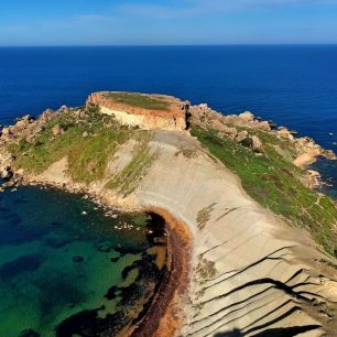 Pohled na záliv pláže Ġnejna Bay na ostrově Malta
