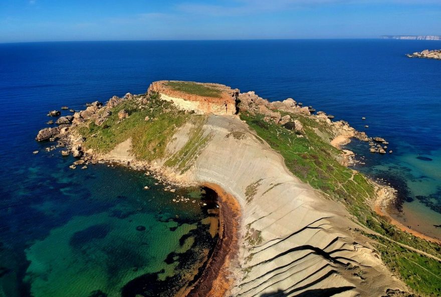 Pohled na záliv pláže Ġnejna Bay na ostrově Malta