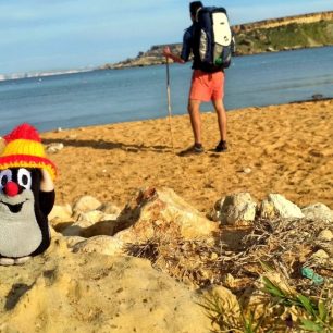 S věrným kamarádem na cesty na pláži Ġnejna Bay, Malta