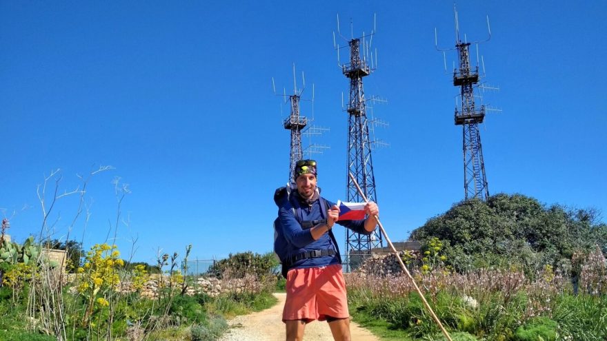 Šťastný po ,,zdolání“ nejvyššího bodu Malty - Ta' Dmejrek ve výšce 253 m.n.m.