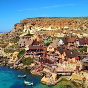 Uměle postavená vesnička Popeye Village, přechod Malty