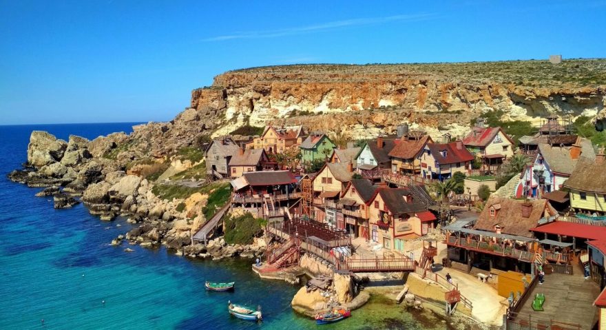 Uměle postavená vesnička Popeye Village, přechod Malty