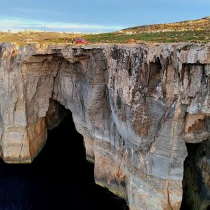 Vysoké útesy na severu ostrova Gozo, Malta