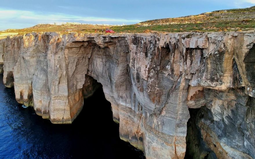 Vysoké útesy na severu ostrova Gozo, Malta