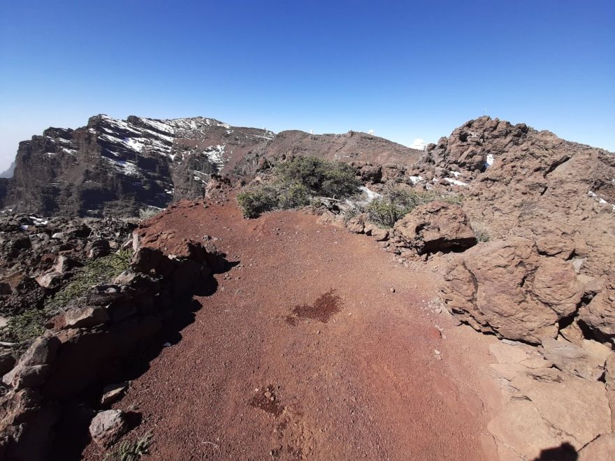 Místo na stan s výhledem na Roque de los Muchachos. Kaldera Taburiente, GR 131 El Bastón, La Palma, Kanárské ostrovy