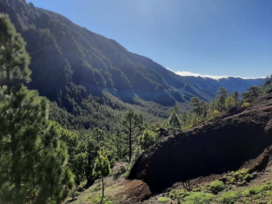 Pohled na horský hřeben Cumbre Nueva ze sedla Cumbrecita, La Palma, Kanárské ostrovy.