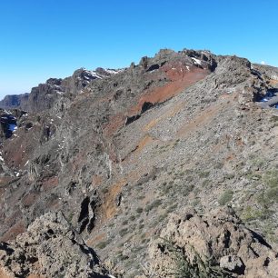 Pohled na Roque de los Muchachos od severu. Kaldera Taburiente, GR 131 El Bastón, La Palma, Kanárské ostrovy