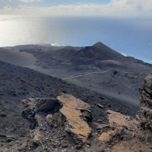 Pohled z vulkánu San Antonio na dramatické jižní pobřeží. Ruta de los Volcanes, La Palma, Kanárské ostrovy