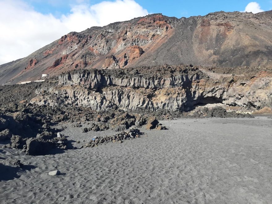 Skalní srázy nad Playa Echentive, kousek od Faro Fuencaliente.