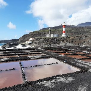 Starý a nový maják a solné pláně Faro Fuencaliente. Konec Ruta de los Volcanes, La Palma, Kanárské ostrovy