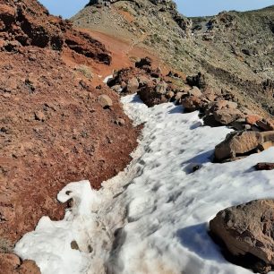 V únoru může být stezka ve vrcholových partiích částečně pod sněhem. Caldera Taburiente, GR 131 El Bastón, La Palma, Kanárské ostrovy