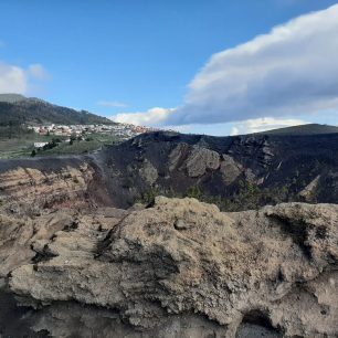 Vulkán San Antonio leží na jižním okraji městečka Fuencaliente. Ruta de los Volcanes, La Palma, Kanárské ostrovy